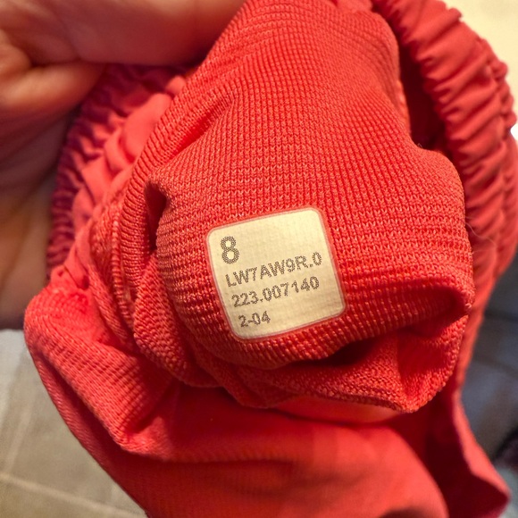 lululemon Hottie Hot Low Rise Short 2.5” in Lipgloss Size 8 - Picture 3 of 4